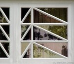 Raam met schuine roeden en gekleurd glas.
<br/>
Gert-Jan Lobbes, 2016